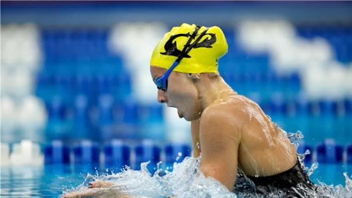 ماكنتوش تحطم الرقم العالمي في سباق 400 متر حرة