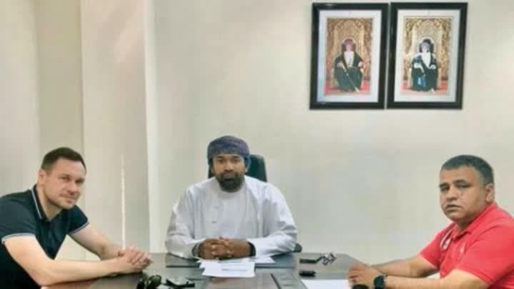 الروسي شرشوروف يصل مسقط لبدء تدريب منتخب السباحة