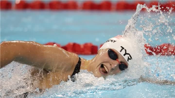 ليديكي تحقق رقما قياسيا عالميا في سباق 1500 متر حرة