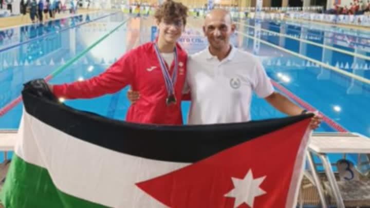 الأردني الحرازنة يظفر بذهبيتي بطولة كأس العالم لسباحة الزعانف