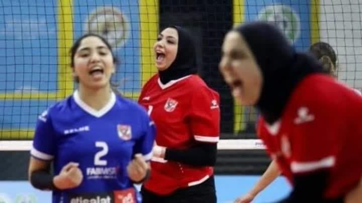 الأهلي يضع قدما في نهائي دوري سيدات الطائرة