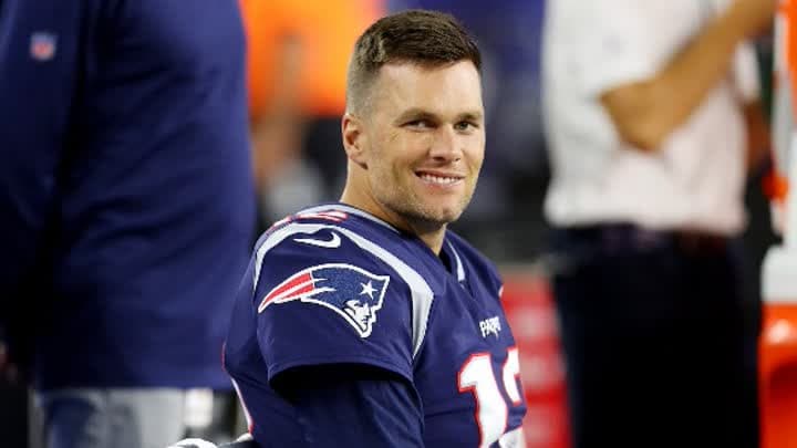 توم برادي يواصل كتابة التاريخ في دوري كرة القدم الأمريكية