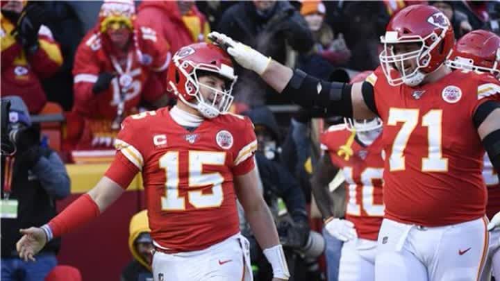 نجم تشيفس يعلن اعتزاله كرة القدم الأمريكية