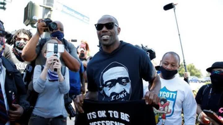 كايبرنيك يعرض تجربته في مناهضة للعنصرية بعمل فني