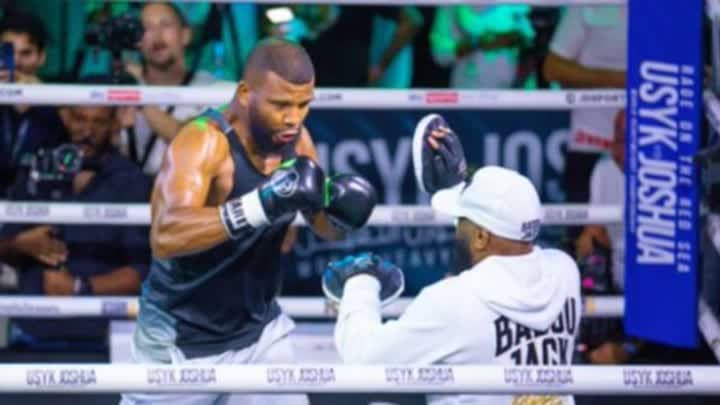 أوسيك وجوشوا يستعرضان قبل النزال التاريخي في جدة