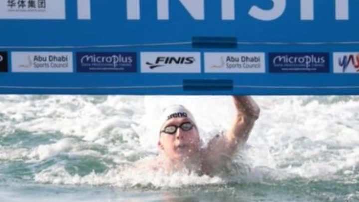 بالصور.. فلوريان وليوني يفوزان بماراثون السباحة المفتوحة بأبوظبي