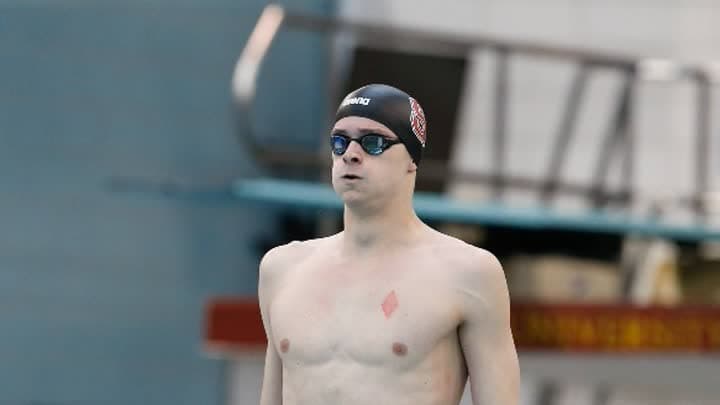 ستيوارت يحطم الرقم القياسي العالمي لسباق 100 متر ظهرا