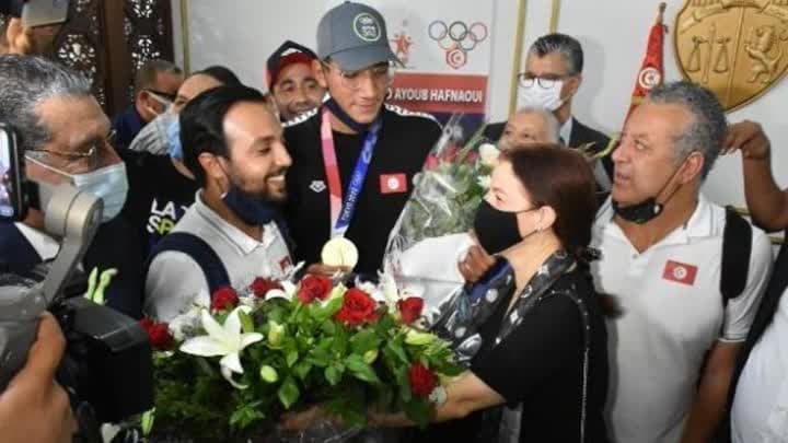 وزيرة الرياضة التونسية تشيد بمدرب الحفناوي