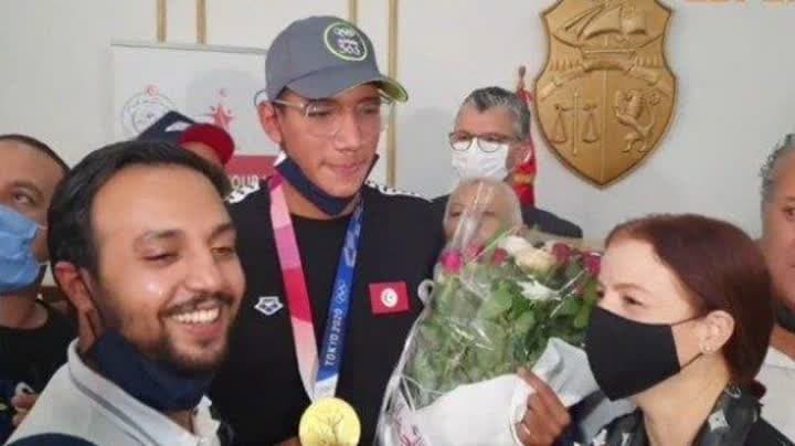 استقبال حار للحفناوي.. وبطل الأولمبياد لكووورة: سعيد بتشريف راية تونس