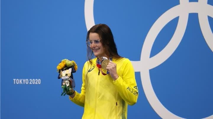 الأسترالية ماكيون تجمع بين لقبي السباحة ظهرًا