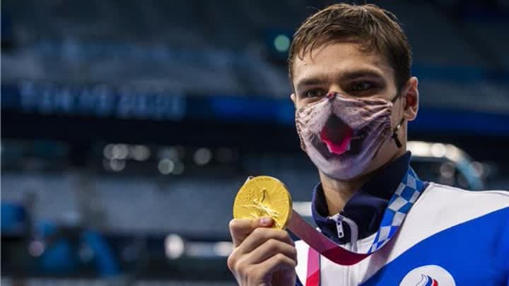 الروسي ريلوف يحطم رقمًا قياسيًا ويتوج بذهبية في السباحة