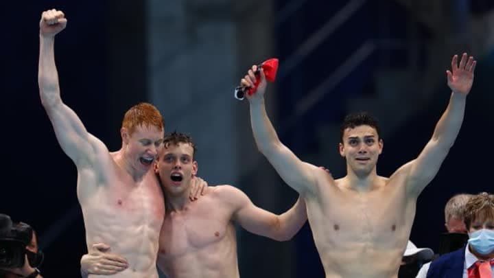 الدموع تغمر الفريق البريطاني بعد الإنجاز التاريخي في السباحة