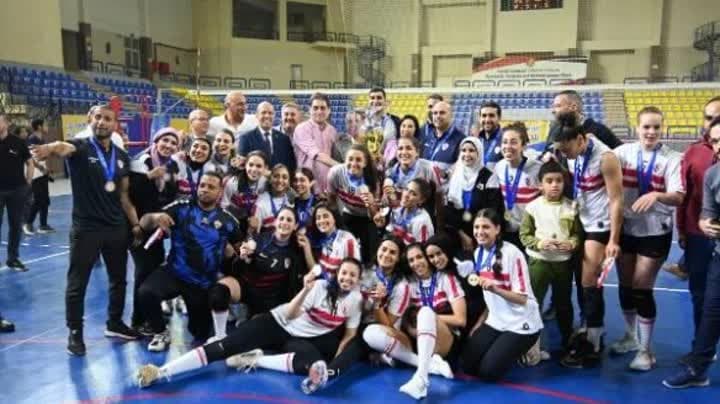 لاعبات طائرة الزمالك يحتفلن بالكأس مع أحمد مرتضى