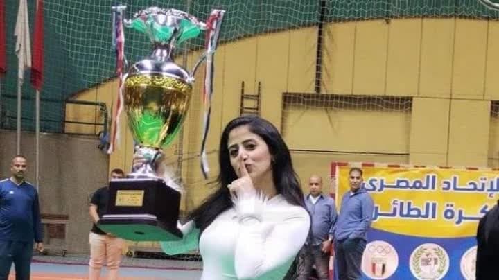 صورة: مريم مصطفى تحتفل بكأس طائرة رجال الزمالك
