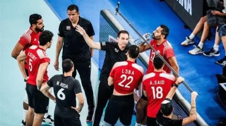 هل رفض ثنائي الأهلي تمثيل طائرة مصر؟ الحصري يجيب