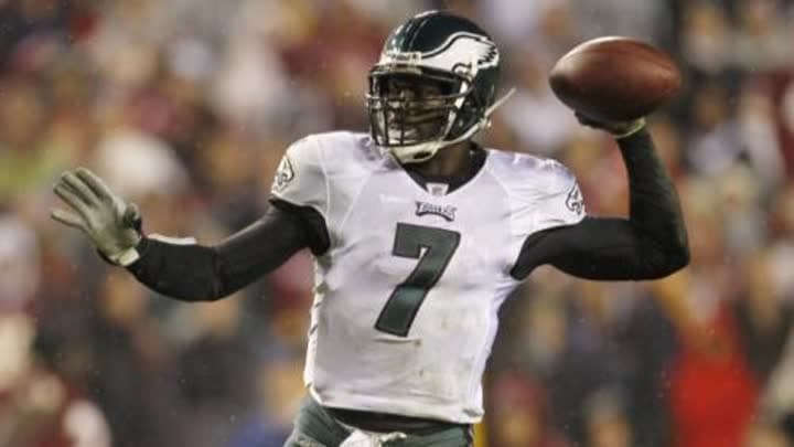 فيك يقود ايجلز لفوز ساحق على ردسكينز في دوري كرة القدم الامريكية