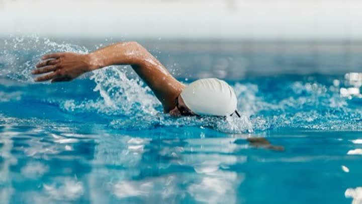 مايكل ريد يخطط للسباحة من تركيا لقبرص في عامه ال79