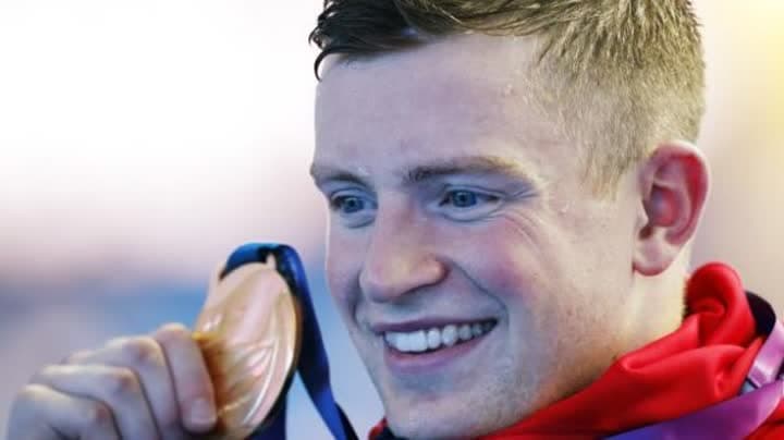 بيتي يكسر الرقم القياسي لسباق 100 متر صدر بالأحواض القصيرة