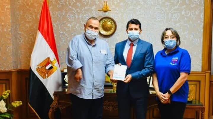 وزير الشباب يستقبل قاهر المانش ويشيد بإنجازه الخالد