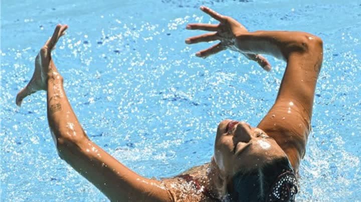 بالصور.. فوينتيس تنقذ ألفاريز بعد أن فقدت وعيها