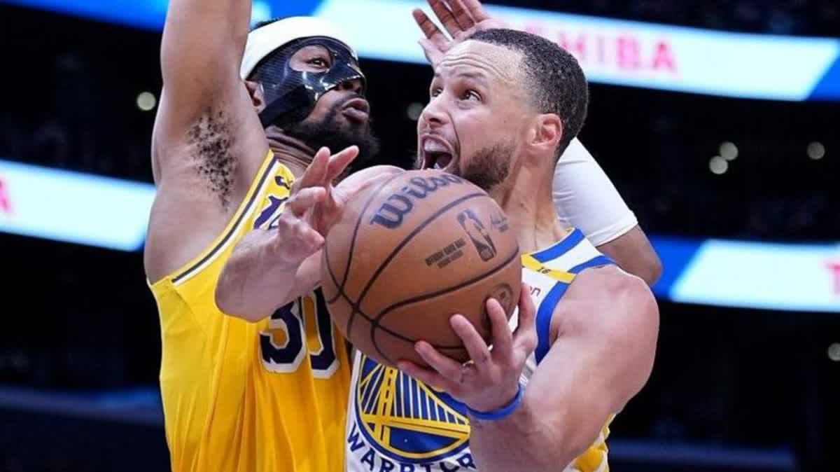 تغلب فريق جولدن ستيت ووريورز على فريق لوس أنجلوس ليكرز للمرة الأولى هذا الموسم