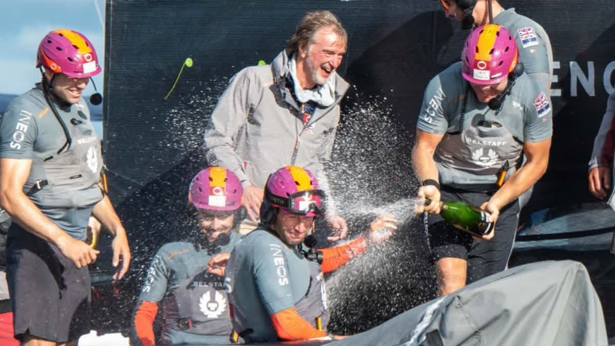 السير بن أينسلي ورئيس شركة إينيوس السير جيم راتكليف يحتفلان بكأس لويس فيتون بعد حصولهما على مكان في كأس أمريكا لأول مرة منذ عام 1964