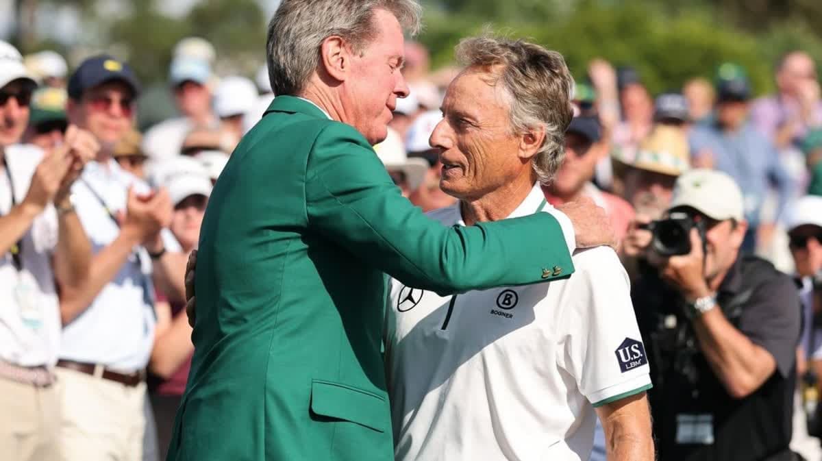 تلقى لانجر تصفيقًا حارًا من الرعاة واحتضانًا حارًا من رئيس نادي أوغوستا الوطني فريد ريدلي أثناء مغادرته الملعب الأخضر الثامن عشر