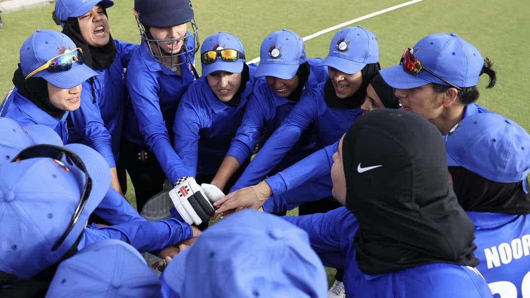 خاضت مجموعة من السيدات الأفغانيات مباراة استعراضية ضد فريق الكريكيت بلا حدود في ملبورن في يناير