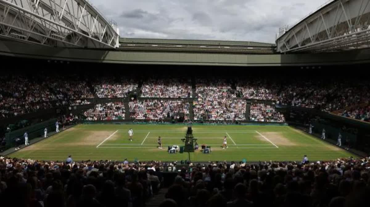 فاز كارلوس ألكاراز وباربورا كريجيكوفا بلقبي الفردي للرجال والسيدات في ويمبلدون العام الماضي