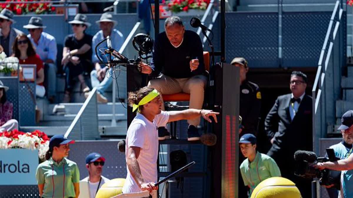 زفيريف يجادل الحكم