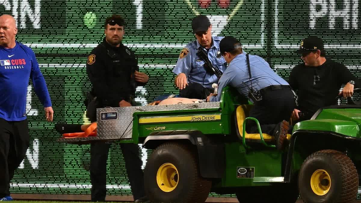 مشجع يتعرض لإصابة خطيرة بعد سقوطه من المدرجات في مباراة دوري البيسبول الأمريكي