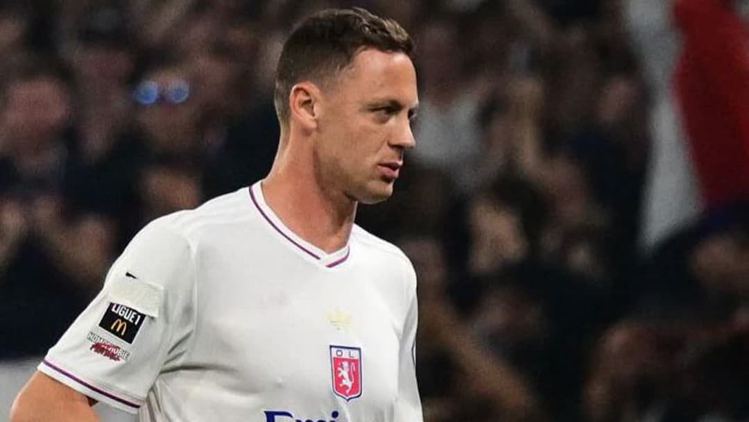 تم تغطية شعار الحملة على قميص لاعب خط الوسط الصربي نيمانيا ماتيتش في نادي ليون