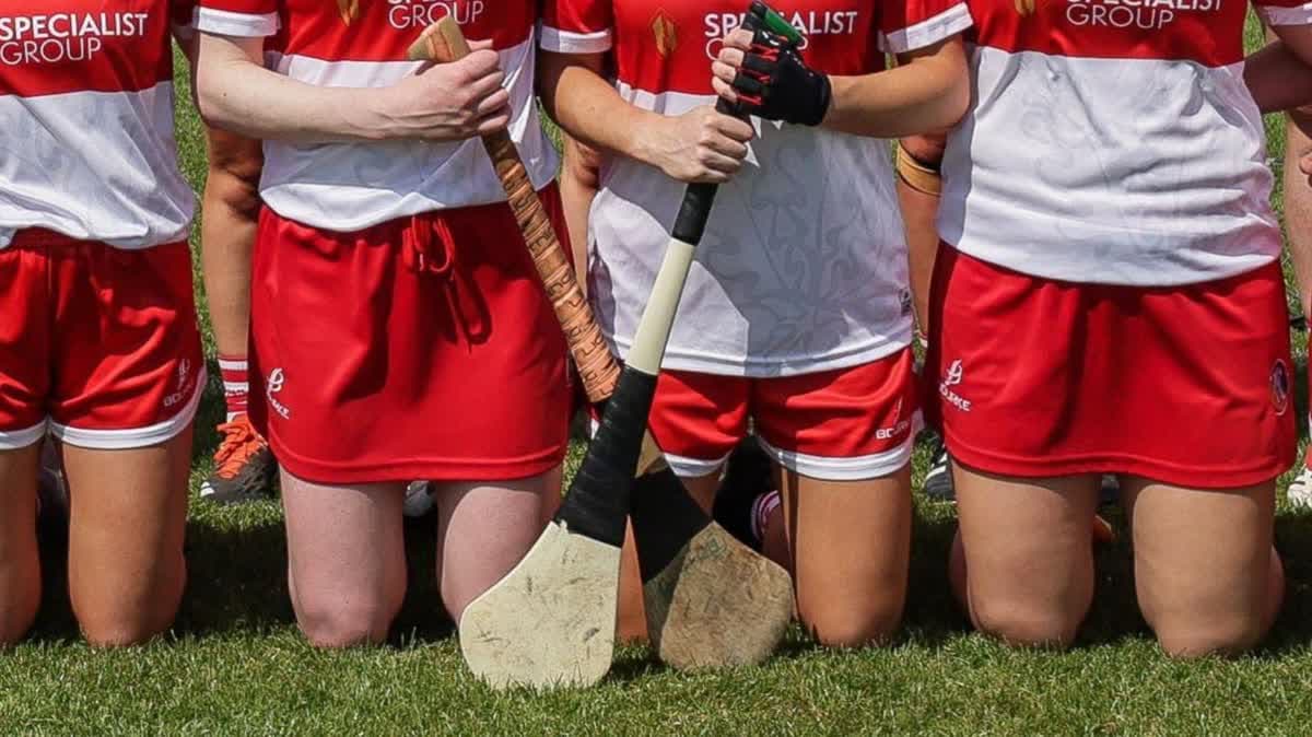 ارتدى لاعبو فريق ديري كاموجي مجموعة متنوعة من السراويل القصيرة والتنانير القصيرة احتجاجًا قبل نهائي أولستر ضد أنتريم