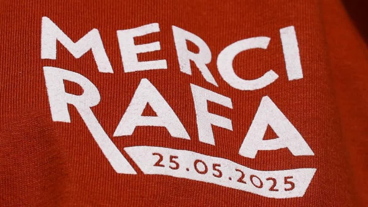 تمت طباعة عبارة شكرًا رافا على القمصان التذكارية التي تم توزيعها على الجماهير