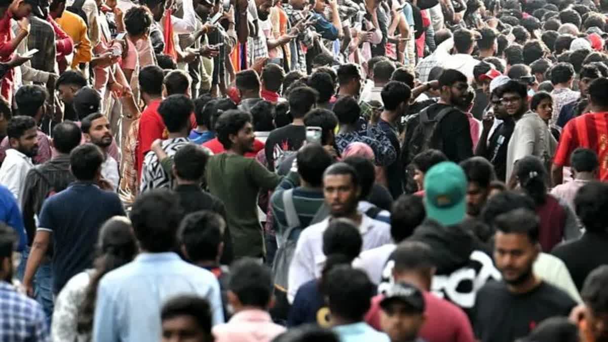 انتظر الآلاف من المشجعين خارج ملعب تشيناسوامي لتحية الفريق الفائز