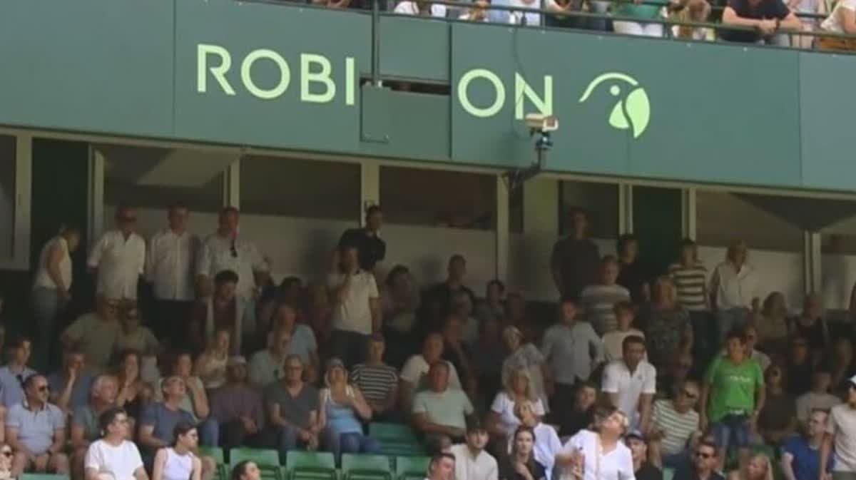 مشجعة تتعرض لإصابة خطيرة بسبب لافتة إعلانية سقطت في بطولة هالي المفتوحة