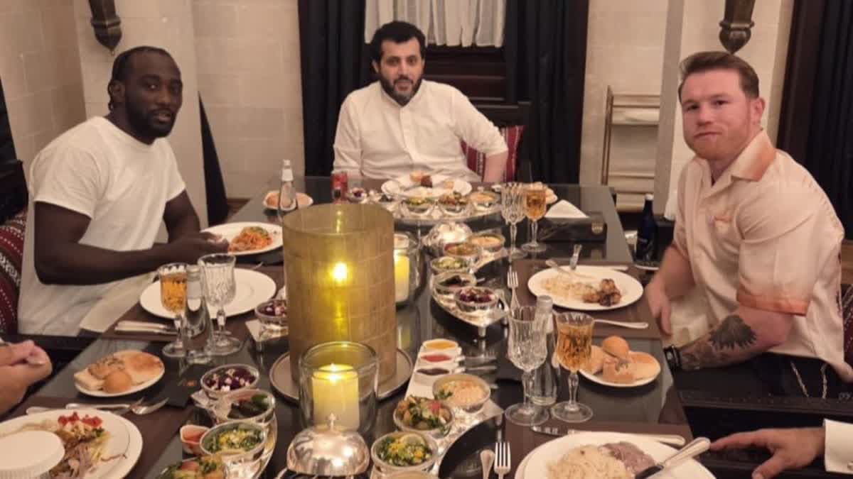 تيرينس كروفورد يتناول العشاء مع تركي آل الشيخ وكانيلو ألفاريز