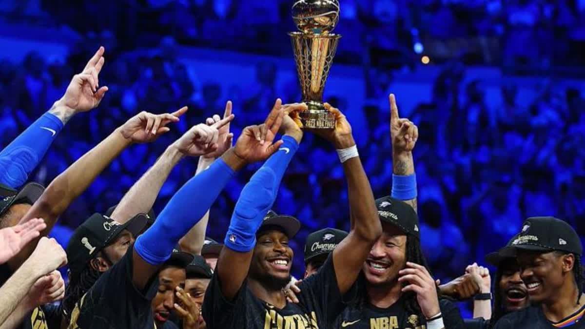 شاي جيلجوس ألكسندر وزملاؤه يحتفلون بالفوز