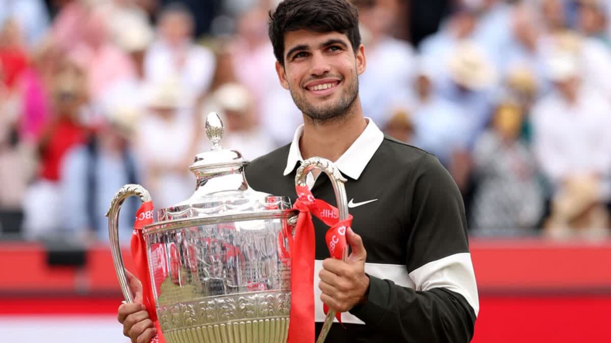 الكاراز يحرز لقب بطولة كوينز