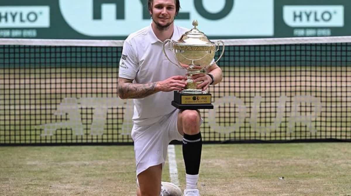 ألكسندر بوبليك يفوز ببطولة هالي المفتوحة