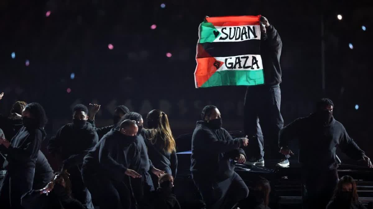 نانتامبو خلال العرض في السوبر بول