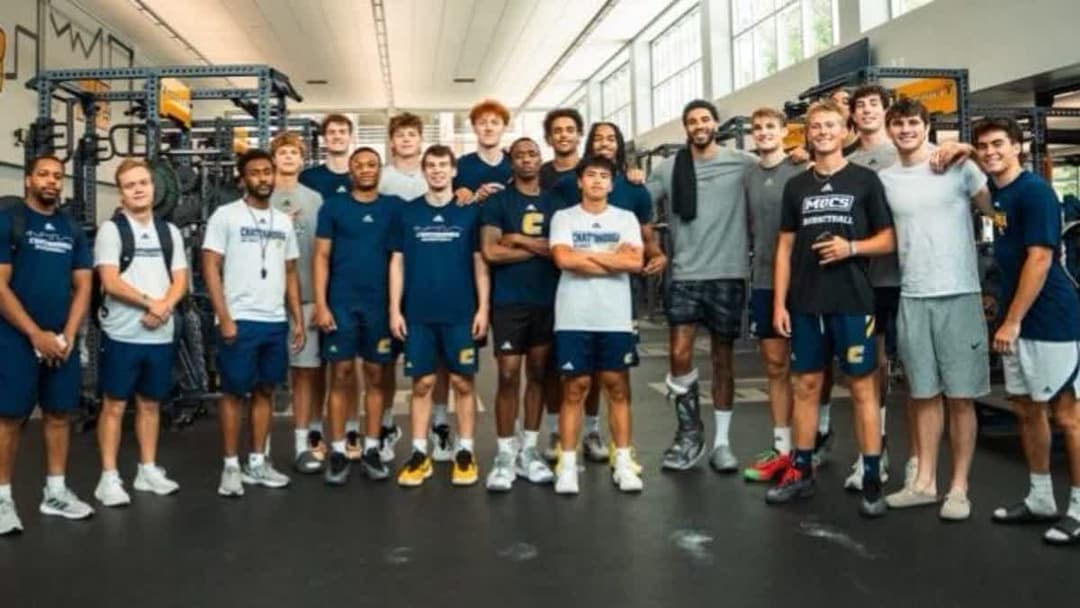  جايسون تاتوم مع أعضاء فريق تشاتانوغا موكس لكرة السلة