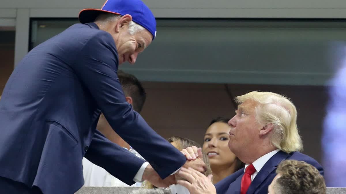 دونالد ترامب يستقبله بطل الولايات المتحدة ست مرات جون ماكنرو في بطولة الولايات المتحدة المفتوحة عام 2015