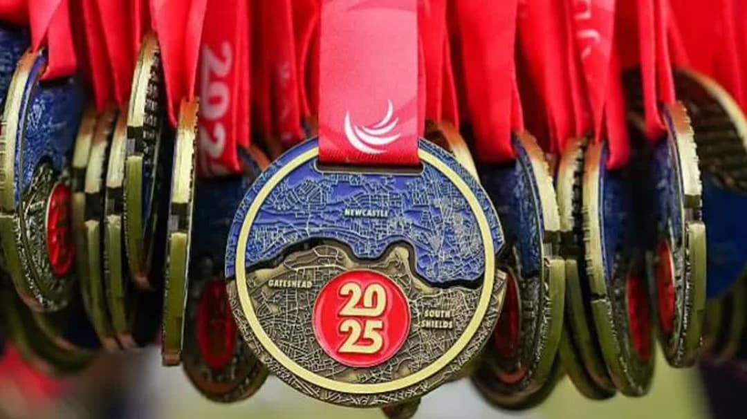 ميداليات جريت نورث ران تظهر مدينة ونهرًا خاطئين