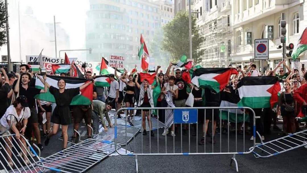 قام المتظاهرون المؤيدون للفلسطينيين بإزالة الحواجز واحتلوا الطريق على طول نقاط مختلفة من المسار