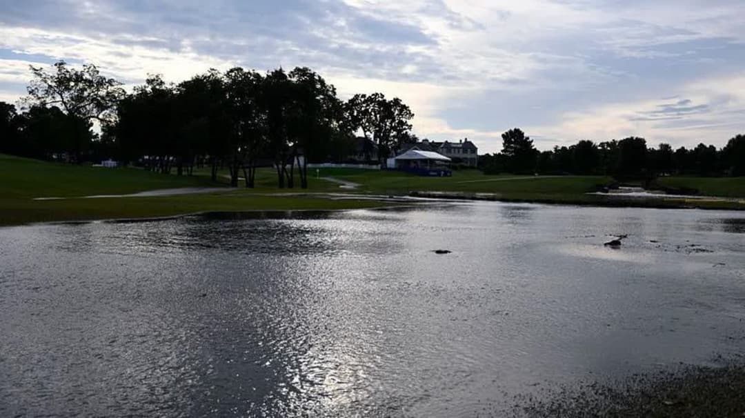 لم يتمكن أي لاعب من إكمال أكثر من ثلاث حفر يوم السبت بسبب هطول الأمطار المستمر