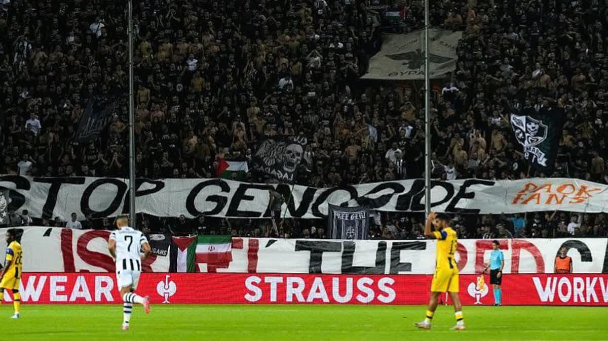 رفع مشجعو باوك لافتة كتب عليها أوقفوا الإبادة الجماعية خلال مباراتهم ضد مكابي تل أبيب