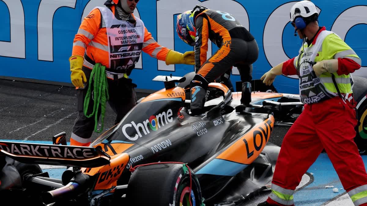 بياستري يخرج من سيارته ماكلارين بعد تعرضه لحادث في اللفة الأولى في باكو