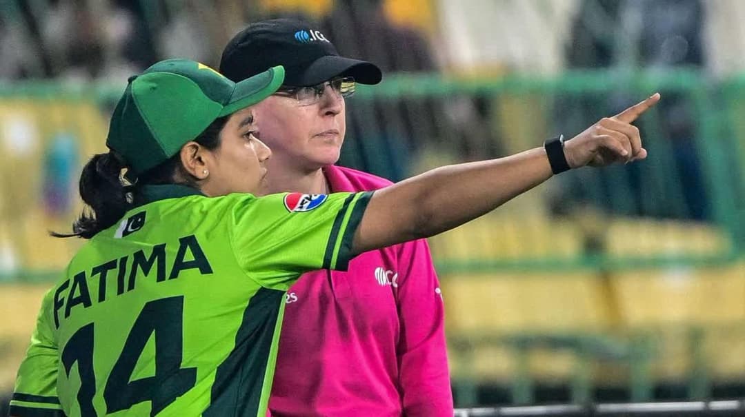 كابتن المنتخب الباكستاني مع الحكم