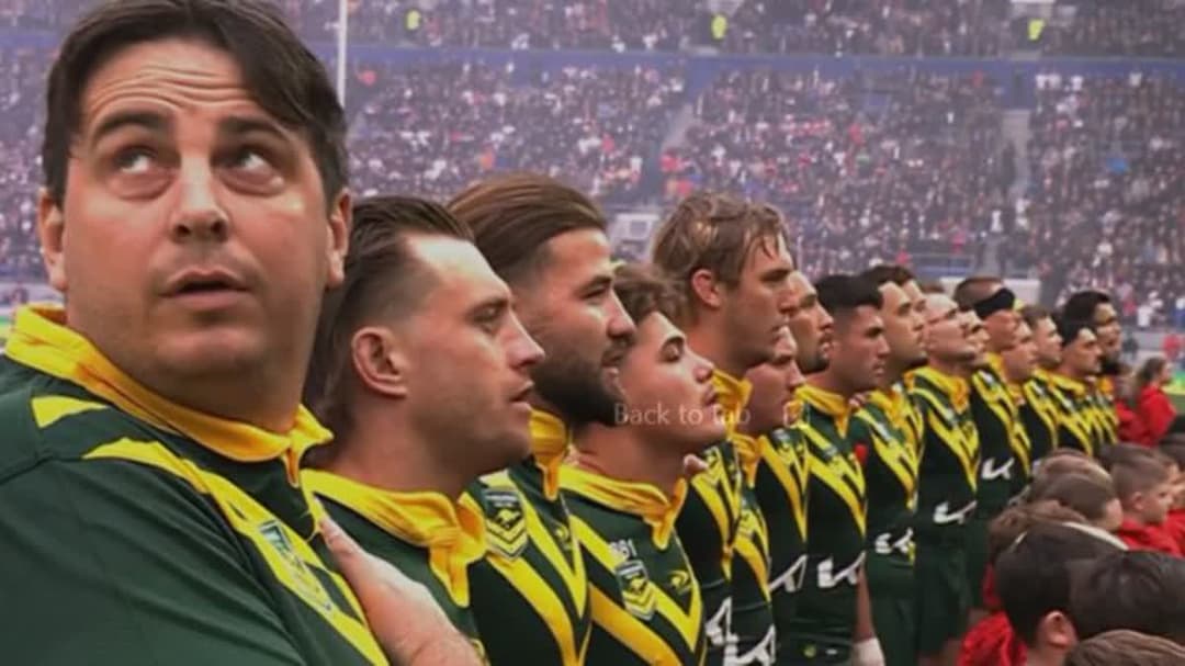 اصطف المهاجم الذي اقتحم الملعب مع فريق أستراليا أثناء النشيد الوطني